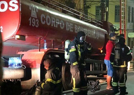 Corpo de Bombeiros combate incêndio em depósito na zona Sul de Manaus