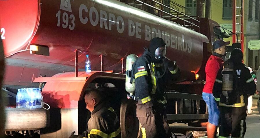 Corpo de Bombeiros combate incêndio em depósito na zona Sul de Manaus