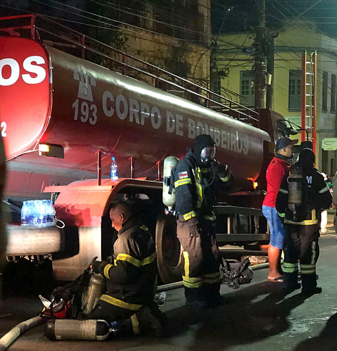 Corpo de Bombeiros combate incêndio em depósito na zona Sul de Manaus