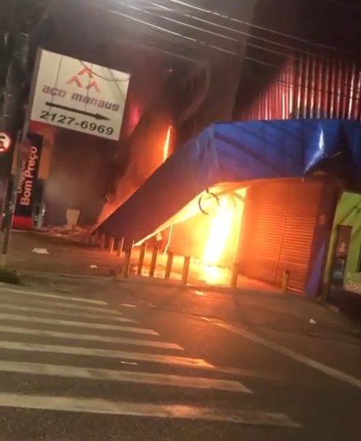 Corpo de Bombeiros combate incêndio em loja de móveis e eletrodomésticos na avenida Torquato Tapajós - Foto: Reprodução/Whatsapp