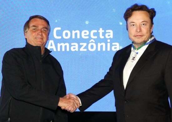 Bolsonaro, se encontrou com o empresário Elon Musk, dono da Starlink, em maio de 2022. Data da promessa em colocar internet em todas as escolas da região Norte -Foto: Clauber Cleber Caetano/PR