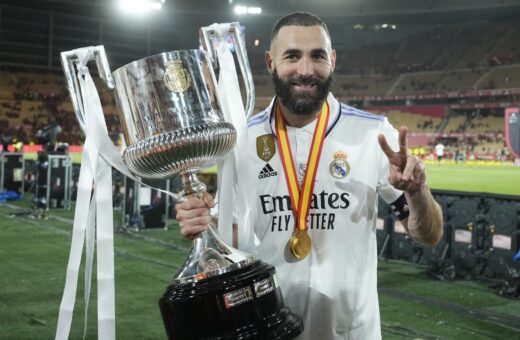 Karim Benzema, do Real Madrid,com o troféu da Copa Del Rey, realizada no Estádio La Cartuja em Sevilha, na Espanha - Foto: Jose Breton/Associated Press/Estadão Conteúdo