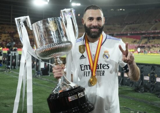 Karim Benzema, do Real Madrid,com o troféu da Copa Del Rey, realizada no Estádio La Cartuja em Sevilha, na Espanha - Foto: Jose Breton/Associated Press/Estadão Conteúdo