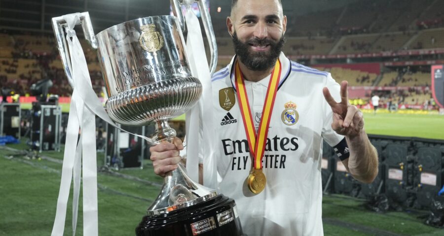 Karim Benzema, do Real Madrid,com o troféu da Copa Del Rey, realizada no Estádio La Cartuja em Sevilha, na Espanha - Foto: Jose Breton/Associated Press/Estadão Conteúdo