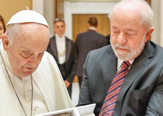 O presidente Luiz Inácio Lula da Silva recebeu o presente do papa Francisco, durante encontro que ocorreu nesta quarta-feira (21), no Vaticano -Foto: Ricardo Stuckert/PR