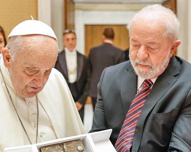 O presidente Luiz Inácio Lula da Silva recebeu o presente do papa Francisco, durante encontro que ocorreu nesta quarta-feira (21), no Vaticano -Foto: Ricardo Stuckert/PR