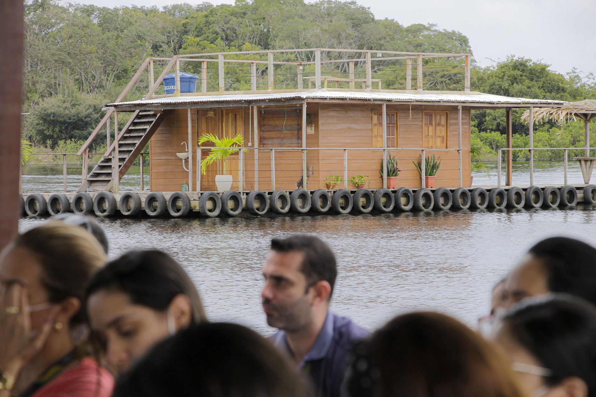 Manaus: prefeitura notifica retirada de flutuantes irregulares do Tarumã-Açu
