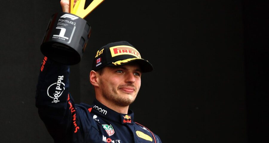 "Conquistar a 100ª vitória em Grandes Prêmios para nossa equipe é absolutamente fantástico e uma conquista", escreveu Vestappen - Foto:Reprodução/Twitter@Max33Verstappen