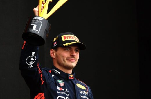 "Conquistar a 100ª vitória em Grandes Prêmios para nossa equipe é absolutamente fantástico e uma conquista", escreveu Vestappen - Foto:Reprodução/Twitter@Max33Verstappen