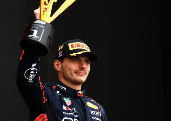 "Conquistar a 100ª vitória em Grandes Prêmios para nossa equipe é absolutamente fantástico e uma conquista", escreveu Vestappen - Foto:Reprodução/Twitter@Max33Verstappen