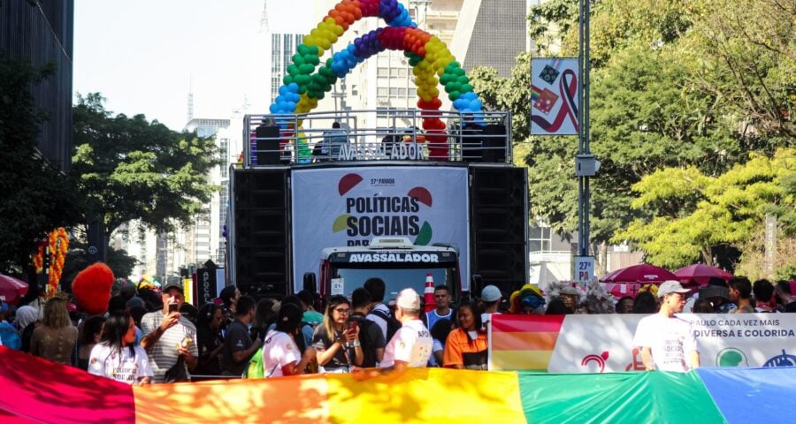 Movimentação na 27ª Parada do Orgulho LGBT+, neste domingo (11), na Avenida Paulista em São Paulo (SP). 11/06/2023 - Foto: Stefani Bohati/Futura Press/Estadão Conteúdo