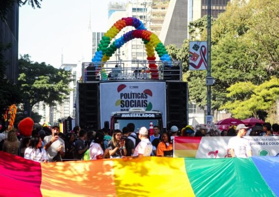 Movimentação na 27ª Parada do Orgulho LGBT+, neste domingo (11), na Avenida Paulista em São Paulo (SP). 11/06/2023 - Foto: Stefani Bohati/Futura Press/Estadão Conteúdo