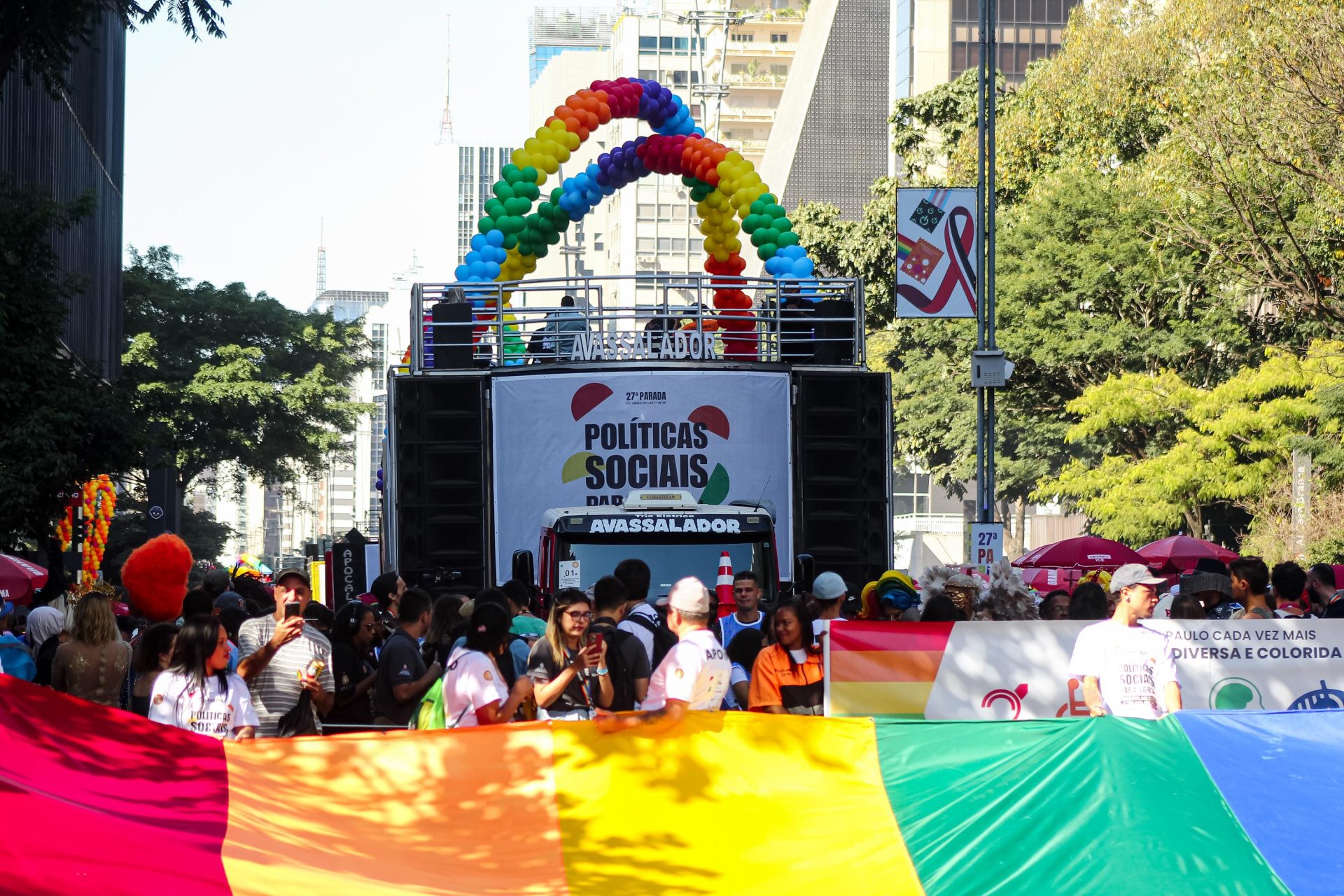 Movimentação na 27ª Parada do Orgulho LGBT+, neste domingo (11), na Avenida Paulista em São Paulo (SP). 11/06/2023 - Foto: Stefani Bohati/Futura Press/Estadão Conteúdo