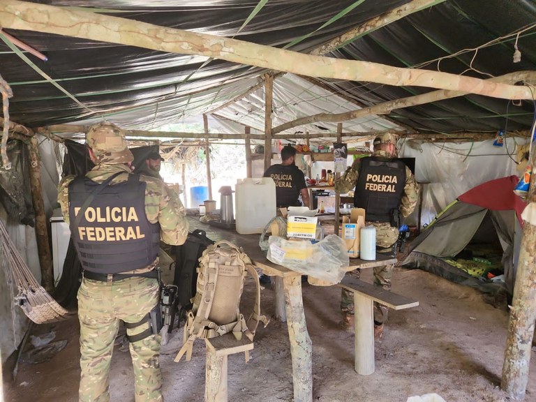 No local foram encontraram diversos aparatos para a extração ilegal de minério - Foto: Divulgação/PF