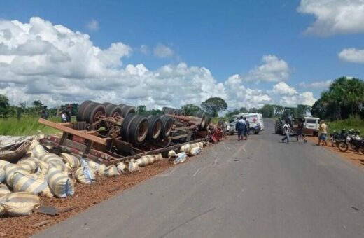 Pai e filho ficaram presos às ferragens da carreta - Foto: Divulgação/PMRR