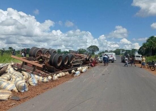 Pai e filho ficaram presos às ferragens da carreta - Foto: Divulgação/PMRR