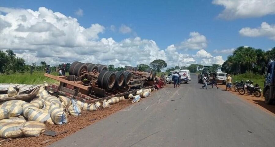 Pai e filho ficaram presos às ferragens da carreta - Foto: Divulgação/PMRR