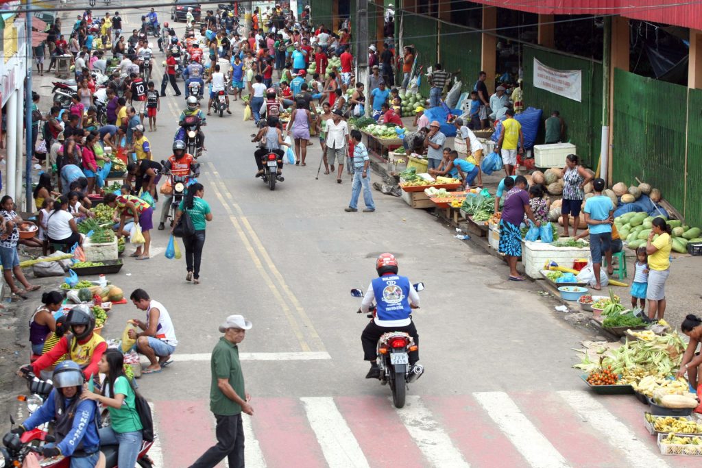 Censo 2022 População perto da feira no Amazonas - Foto: Fábio Motta/ Estadão Conteúdo