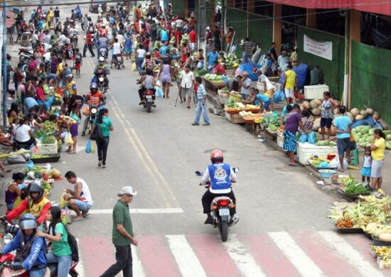 Censo 2022 População perto da feira no Amazonas - Foto: Fábio Motta/ Estadão Conteúdo