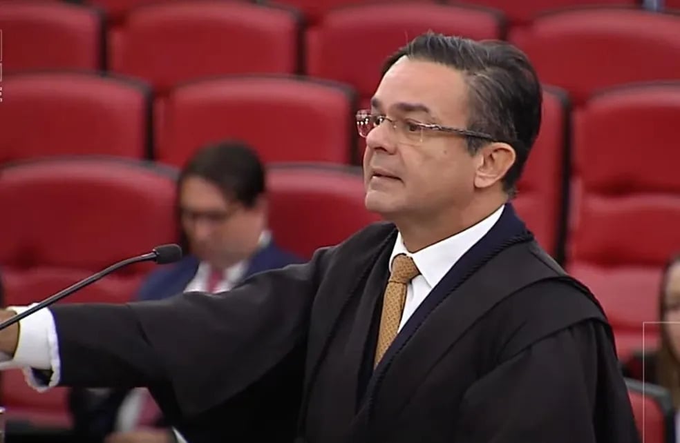 O advogado do PDT, Walber Agra, durante o julgamento, disse que a reunião do Ex-presidente Bolsonaro com embaixadores teve o objetivo de "desmoralizar as instituições" brasileiras -Foto: Reprodução/TV Justiça