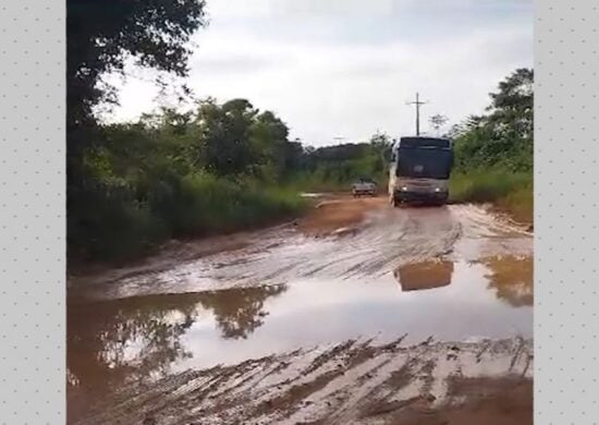 O transporte na via está quase inacessível, veículos de pequeno porte já não consegue entrar no ramal do Pau-Rosa - Foto: José Batista