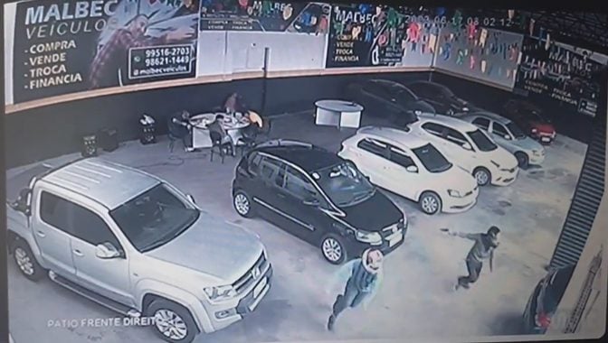 Um carro foi alvejado durante o tiroteio na loja- Foto: Reprodução/Whatsapp