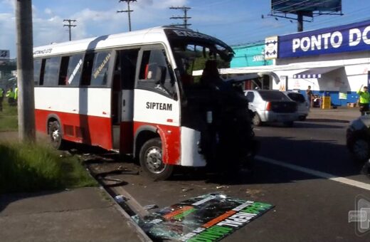 Acidente entre ônibus e micro-ônibus deixa oito feridos em Manaus. Foto: Reprodução/ TV Norte Amazonas.