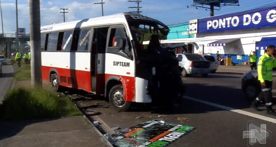 Acidente entre ônibus e micro-ônibus deixa oito feridos em Manaus. Foto: Reprodução/ TV Norte Amazonas.