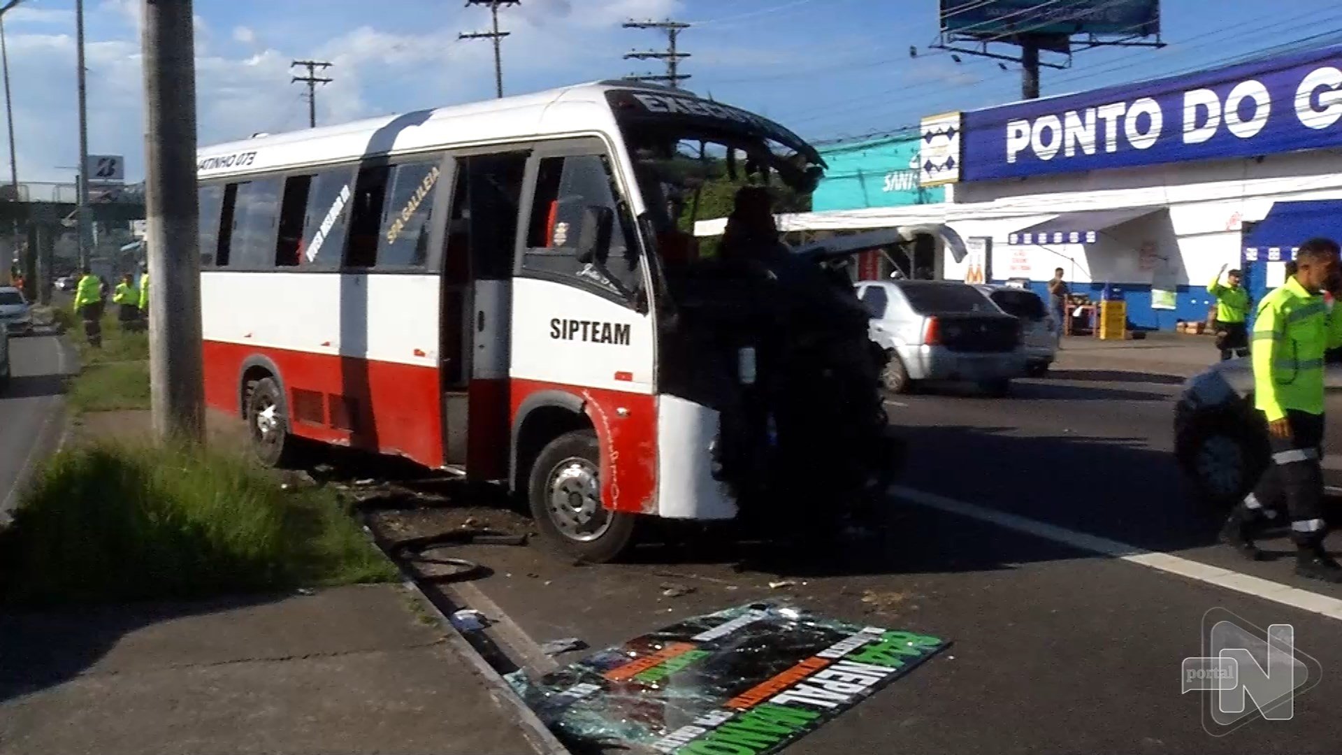 Acidente entre ônibus e micro-ônibus deixa oito feridos em Manaus. Foto: Reprodução/ TV Norte Amazonas.