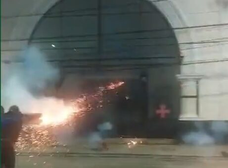 Torcedores revoltados atacaram a sede social do clube, localizada em São Cristóvão - Foto: Reprodução/Twitter @futebol_info