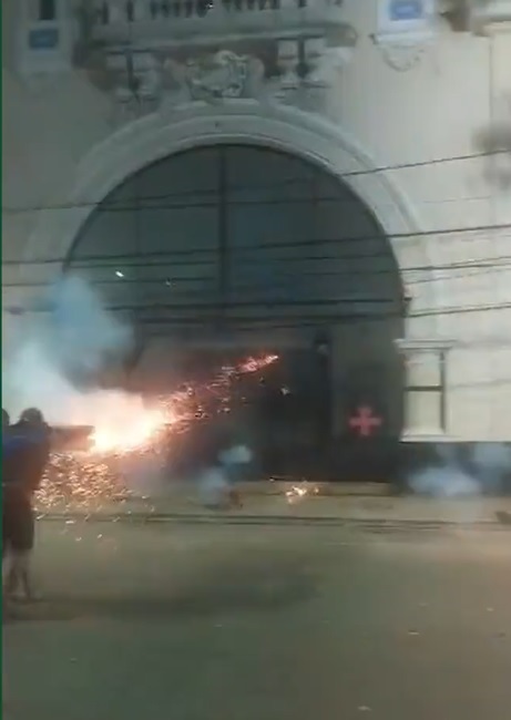 Torcedores revoltados atacaram a sede social do clube, localizada em São Cristóvão - Foto: Reprodução/Twitter @futebol_info