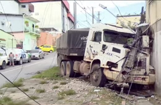 Caminhão se choca com prédio residencial em Manaus - Foto: Reprodução/WhatsApp