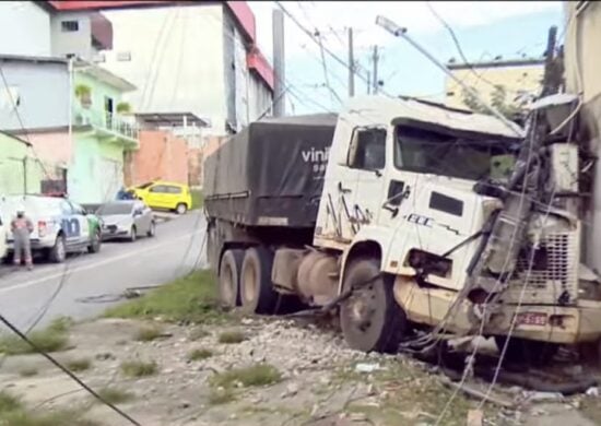 Caminhão se choca com prédio residencial em Manaus - Foto: Reprodução/WhatsApp