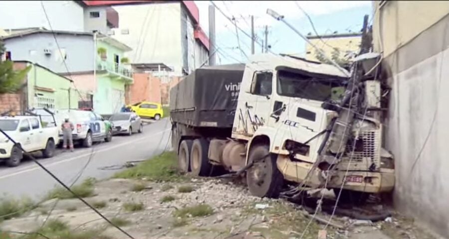 Caminhão se choca com prédio residencial em Manaus - Foto: Reprodução/WhatsApp