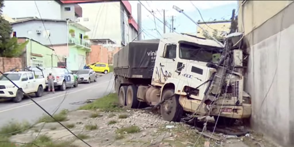 Caminhão se choca com prédio residencial em Manaus - Foto: Reprodução/WhatsApp