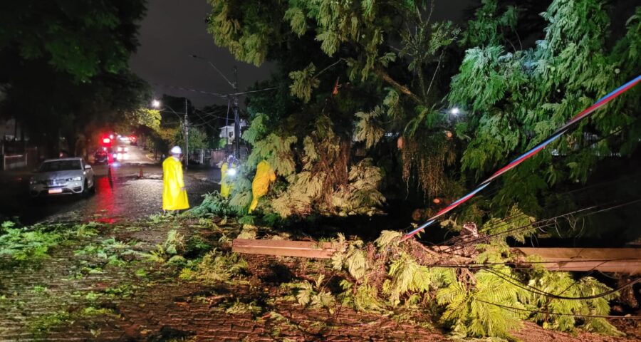 Ciclone deixou rastro de destruição em cidades do sul do país - Foto: Reprodução/Twitter @prefeitura_POA