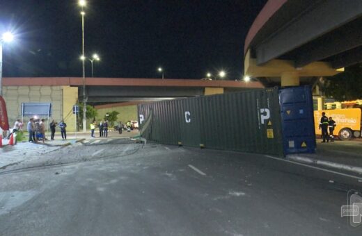 Contêiner se solta do eixo de carreta e cai de viaduto em Manaus. Foto: Reprodução/ TV Norte Amazonas.