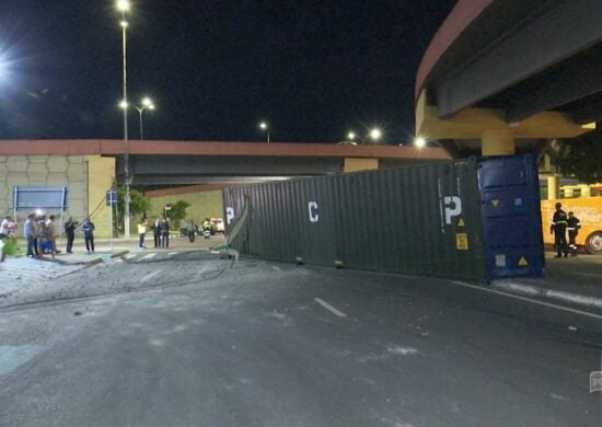 Contêiner se solta do eixo de carreta e cai de viaduto em Manaus. Foto: Reprodução/ TV Norte Amazonas.