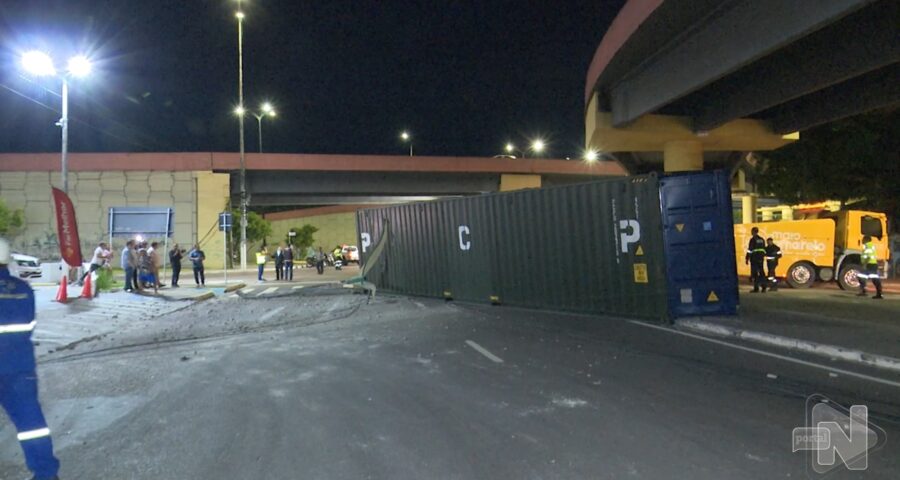 Contêiner se solta do eixo de carreta e cai de viaduto em Manaus. Foto: Reprodução/ TV Norte Amazonas.