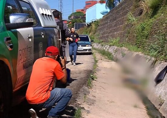 Corpo de homem é encontrado em sarjeta na Zona Oeste de Manaus - Foto: Reprodução/TV Norte Amazonas