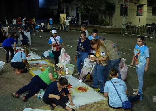 Corpus Christi: Fiéis montam os tradicionais Manaus. Foto: Reprodução/ TV Norte Amazonas.