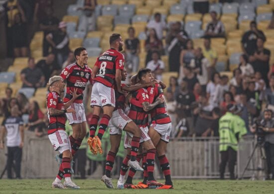 Elenco rubro-negro comemora goleada aplicada ainda no primeiro tempo do clássico - Foto: Paula Reis/CRF/divulgação