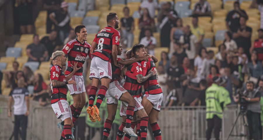 Elenco rubro-negro comemora goleada aplicada ainda no primeiro tempo do clássico - Foto: Paula Reis/CRF/divulgação