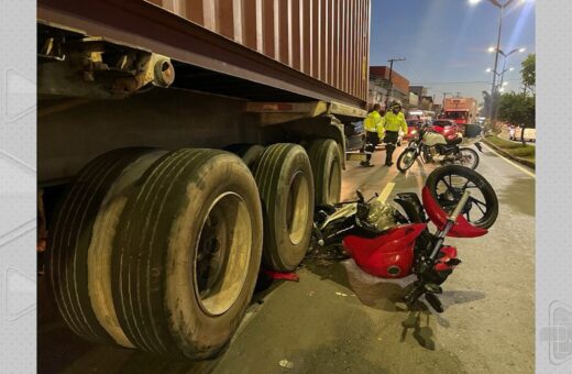 Homem fica com pernas presas em roda de carreta após acidente em Manaus. Foto: Reprodução/ TV Norte Amazonas.