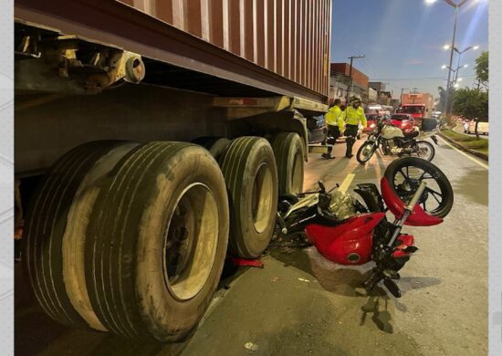 Homem fica com pernas presas em roda de carreta após acidente em Manaus. Foto: Reprodução/ TV Norte Amazonas.