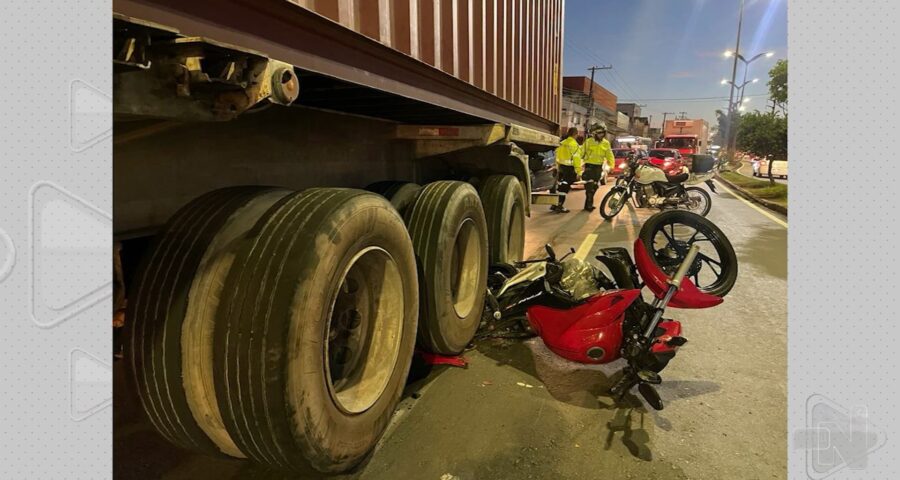 Homem fica com pernas presas em roda de carreta após acidente em Manaus. Foto: Reprodução/ TV Norte Amazonas.