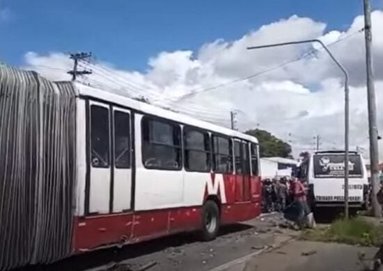 Micro-ônibus invadiu contramão e atingiu fortemente ônibus articulado - Foto: Reprodução/WhatsApp