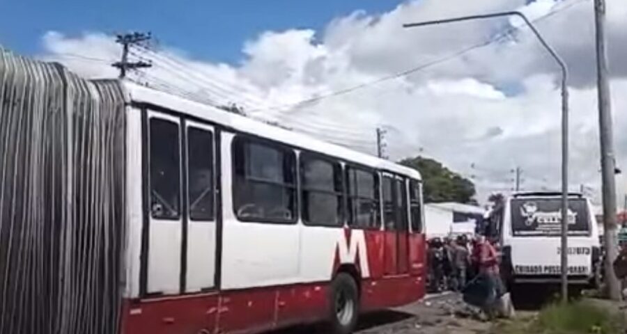 Micro-ônibus invadiu contramão e atingiu fortemente ônibus articulado - Foto: Reprodução/WhatsApp