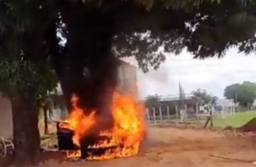 BMW foi tomada pelas chamas em poucos instantes - Foto: Reprodução/WhatsApp