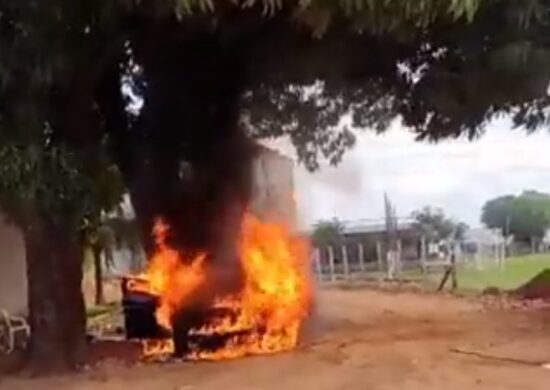 BMW foi tomada pelas chamas em poucos instantes - Foto: Reprodução/WhatsApp